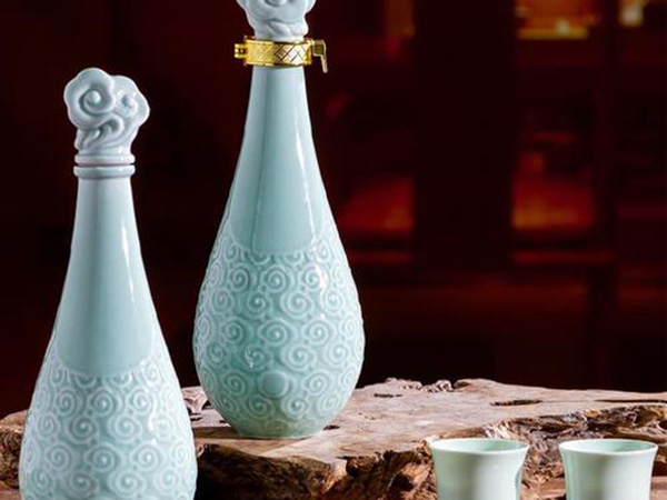 癡迷陶瓷酒瓶,30年收藏17000余件